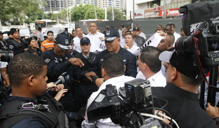 En varias manifestaciones, los transportistas de turismo fueron replegados por las unidades policiales en la Avenida Balboa. /Foto Víctor Arosemena 