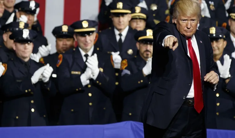 Presidente Donald Trump trata de hacer pasar la ley que deroga el Obamacare. AP
