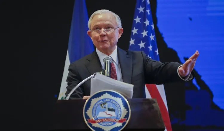 Jeff Sessions, en San Salvador. AP