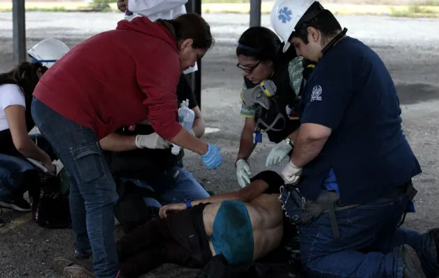 Ayudan aun ciudadano herido. FOTO/EFE