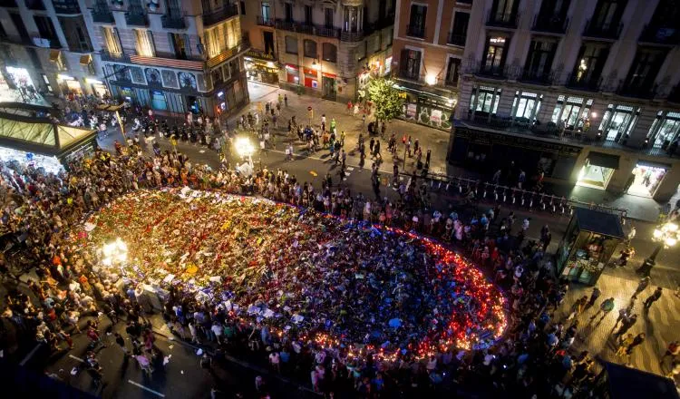 Centenares de personas homenajean a las víctimas en el mosaico de Joan Miró de las Ramblas. /Foto EFE