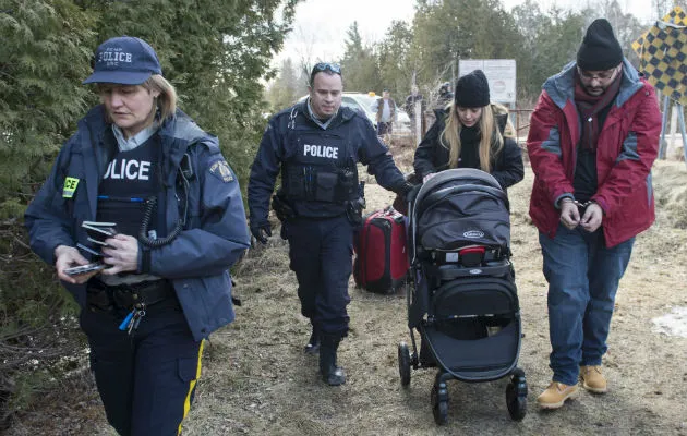 Miles de personas huyen de Estados Unidos, para refugiarse en Canadá.