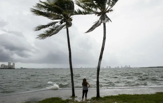 Vista de la Bahía de Biscayne con fuertes vientos y olas, por la llegada del huracán Irma. EFE