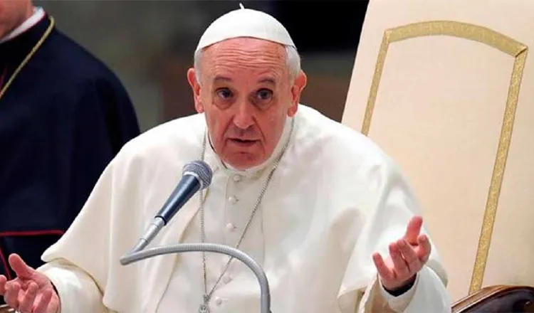 El papa Francisco se muestra preocupado por los riesgos que enfrentan los jóvenes ante la internet. EFE