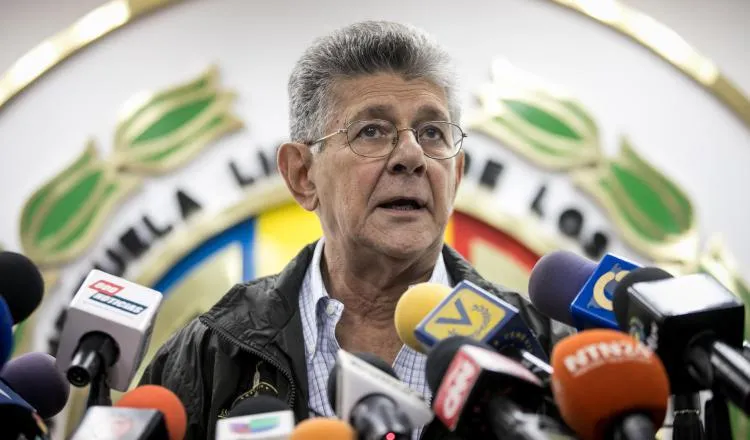 El papel del dirigente de Acción Democrática (AD), Henry Ramos Allup, es cuestionado por  Capriles. /Foto EFE