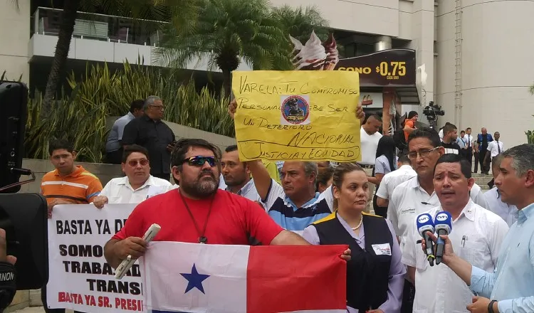 Transportistas de turismo y taxistas realizaron varias protestas en los últimos meses contra Uber. Archivo