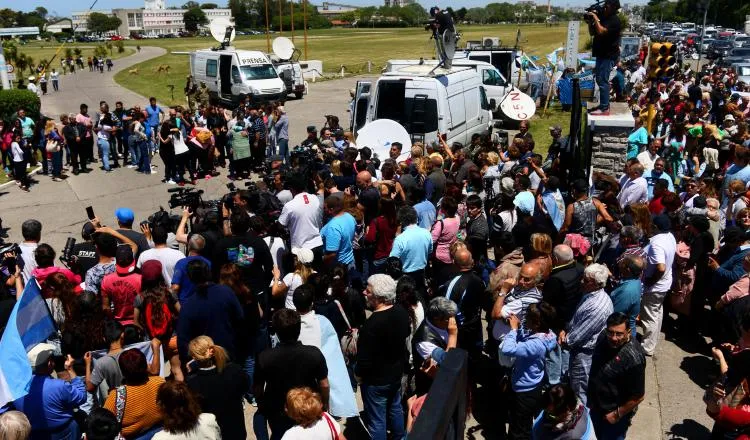 Familiares de los tripulantes del ARA San Juan se reúnen con vecinos marplatenses. /Foto EFE