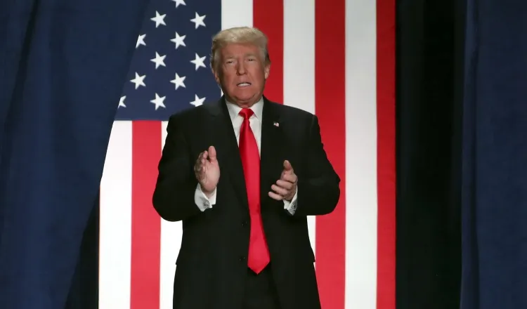 Los retuits se hicieron sin ningún tipo de comentarios de Trump. /Foto AP