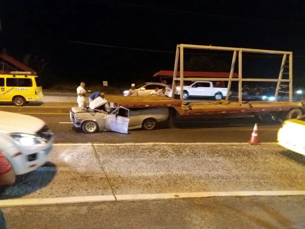 El auto pequeño quedó hecho añicos / Foto: Mirian Lasso.