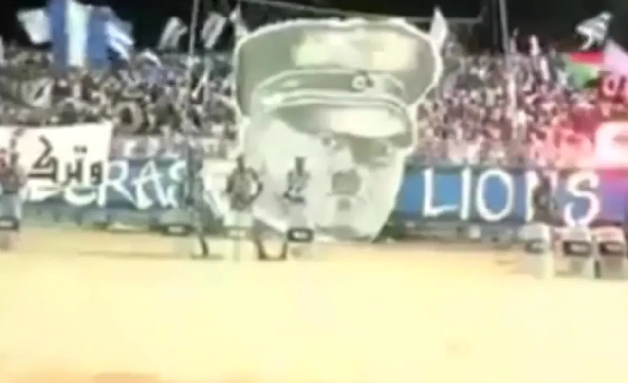Bandera con la cara de Hitler desplegada en el estadio del Al-Hilal Omdurman. Foto Captura