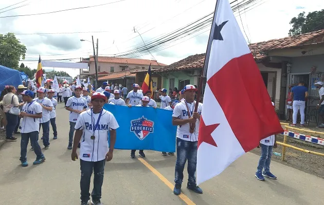 Adán Sánchez llevó la bandera.