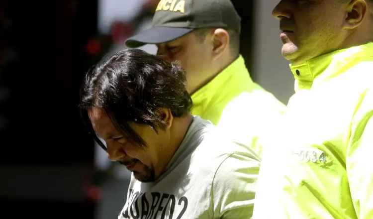 La policía colombiana presentó ante los medios de comunicación al narco alías "Tom". EFE