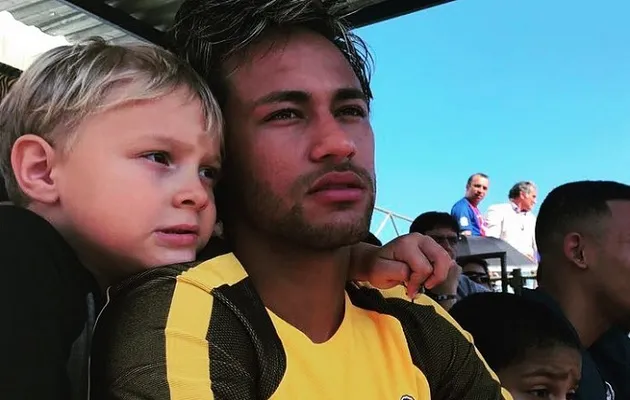 Neymar tiene un hijo de seis años.