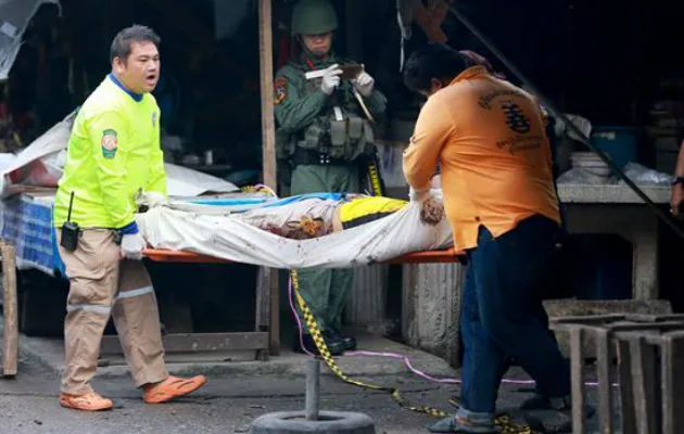 Miembros del equipo de rescate recuperan el cuerpo de una víctima. Foto: EFE