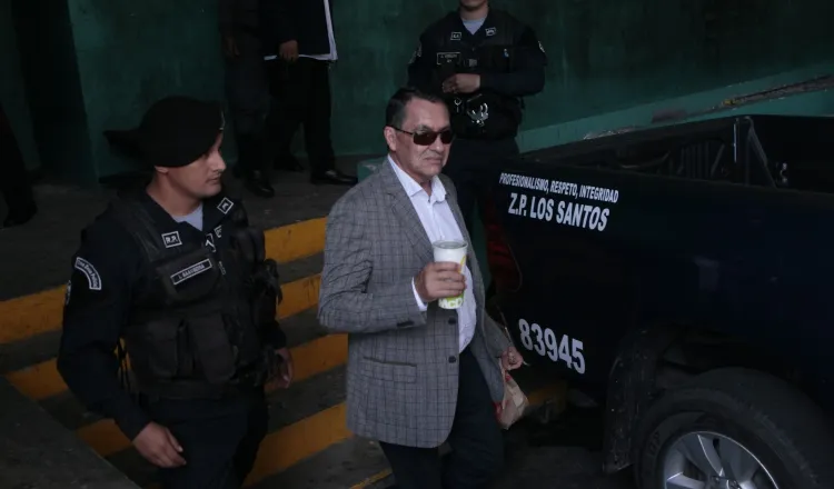 Algunos familiares acompañaron a la autoridad a su audiencia. /Foto Víctor Arosemena