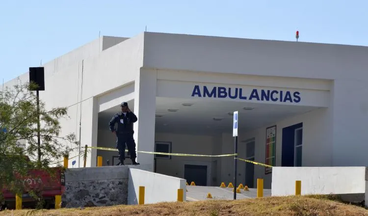 Un integrante de la Policía Estatal vigila afuera de un hospital. /Foto EFE
