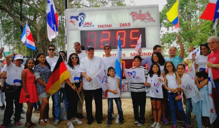 El arzobispo José Domingo Ulloa encendió el reloj hacia la JMJ. Cortesía
