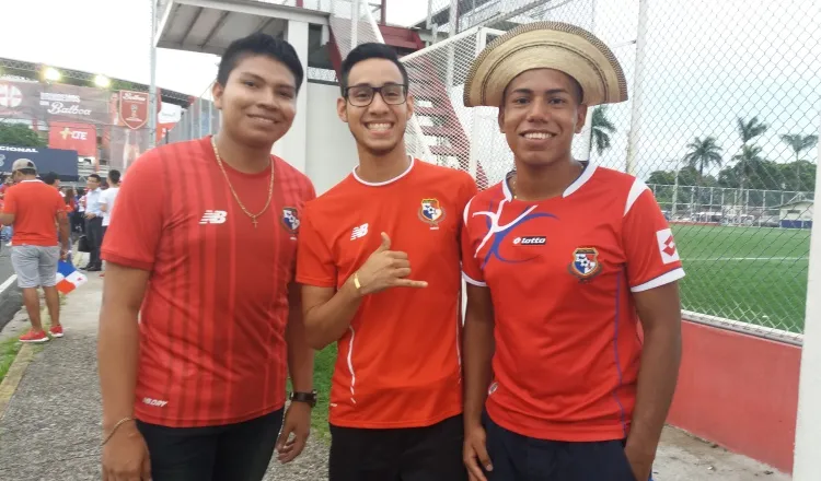 Muchos aficionados de  Panamá  lucen sin complejos los modelos pasados de la camiseta panameña. /Foto K. Lara/A. Gamez