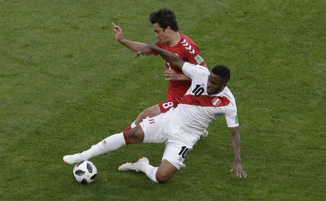 Jefferson Farfan de Perú disputa el balón contra Thomas Delaney (rojo) de Dinamarca. Foto:AP