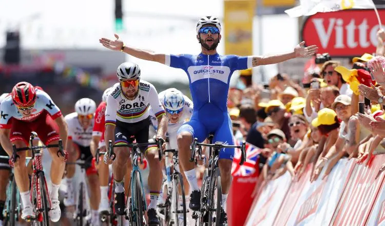 Fernando Gaviria (azul) cruza la meta de la etapa de ayer en el Tour de Francia. /Foto AP 