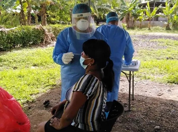 Equipos de Respuesta Rápida efectuaron toma de pruebas de antígenos y PCR a los residentes del corregimiento 4 de Abril en Bocas del Toro. Foto cortesía Minsa