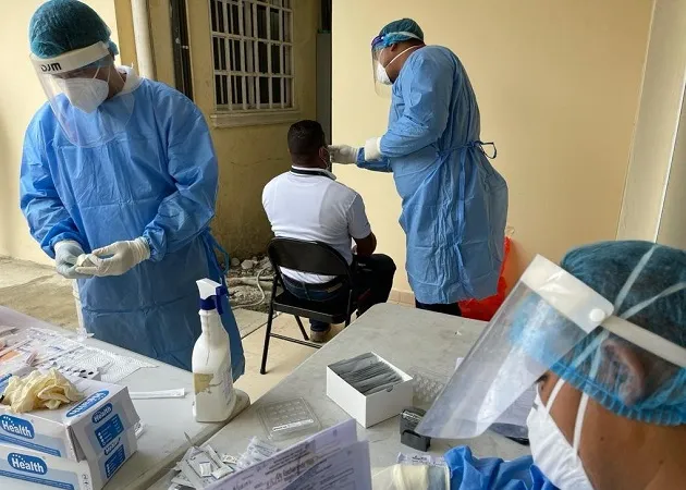 Personal de salud realizó ayer una jornada de toma de pruebas de antígenos y PCR a colaboradores del Órgano Judicial del corregimiento de Changuinola, en Bocas del Toro. Foto cortesía Minsa