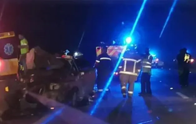 Informes iniciales señalan que un vehículo tipo sedán, Nisaan Tiida, que se dirigía desde el corregimiento de Sabanitas hacia la ciudad de Colón por la autopista sufrió un accidente vehicular en el que quedó volcado.