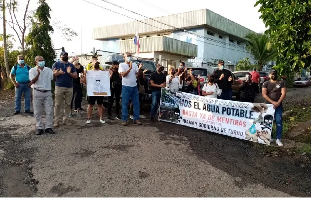 Residentes de la comunidad de El Llano se cansaron de las promesas y protestaron frente al Idaan. Foto: Eric Montenegro