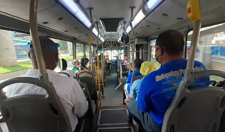 Desde el pasado lunes, se está permitiendo a 29 pasajeros de pie en los metrobuses de color naranja y 19 en los azules. Foto: Víctor Arosemena