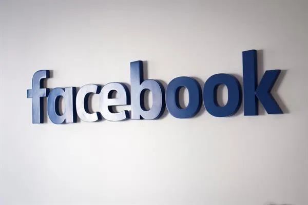 Fotografía de archivo donde aparece el logo de facebook. 