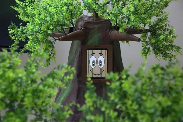 El primer robot con forma del característico "árbol barrigón". EFE