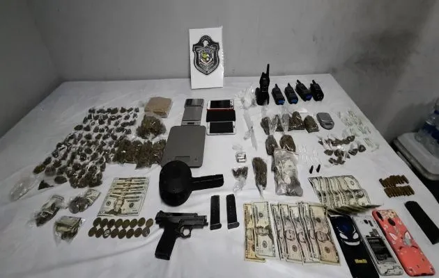 Las autoridades incautaron gran cantidad de sobres con presunta marihuana y carrizos que contenían supuesta cocaína; además de fragmentos de la probable droga conocida como “piedra”. Foto: Eric Montenegro