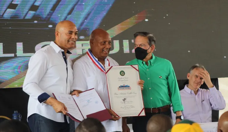  Plinio Castillo (cent.) recibió la "Condecoración Mariano Rivera".  Foto: Eric Montenegro