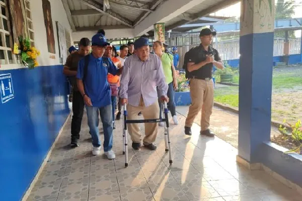 En Panamá Oeste los adultos mayores y la juventud salieron desde temprano a  votar. Foto. Eric Montenegro