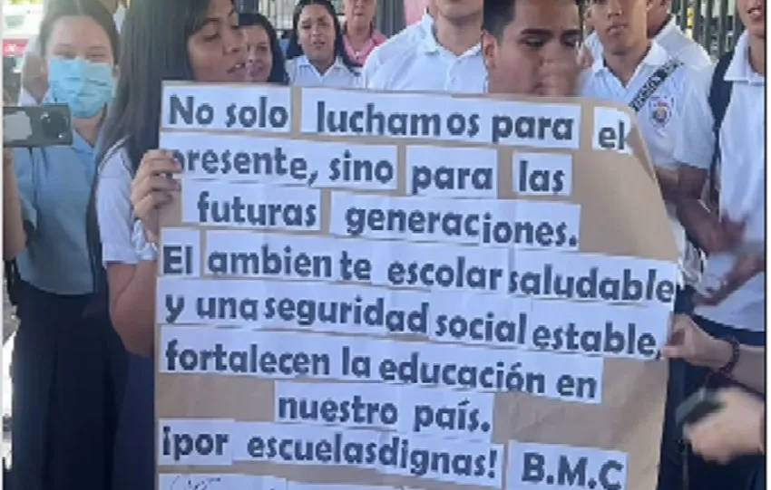 Los estudiantes exigen un plantel saludable y una seguridad social estable. Foto. Redes
