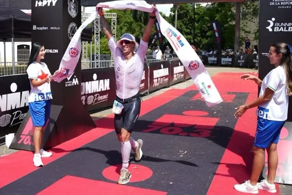 El brasileño Fellipe Santos cruza la meta en el  Ironman 70.3 de Panamá. Foto: @ironman703panama