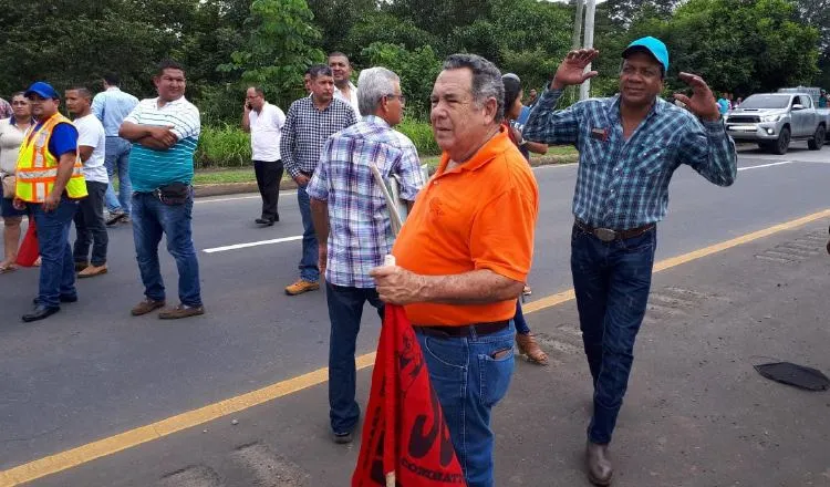 La protesta se realizó al mediodía de ayer y duró un aproximado de tres horas. José Vásquez