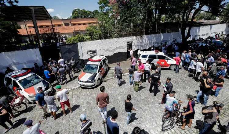 El joven se presentó en compañía de su madre y de agentes. EFE
