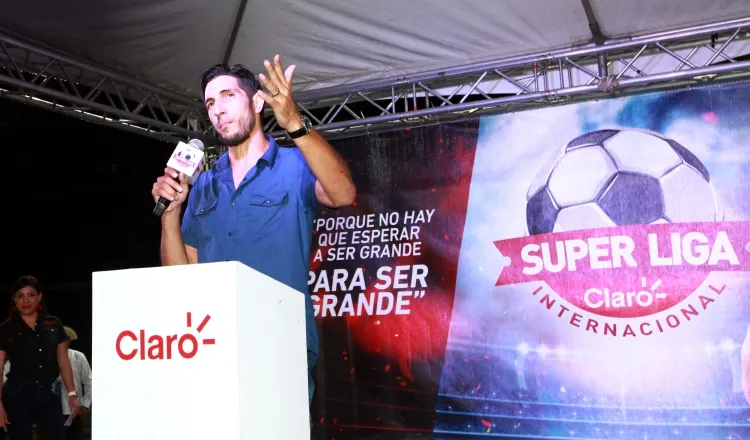 Penedo le dio un mensaje motivador a los finalistas. Anayansi Gamez