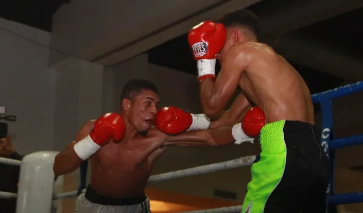 Ronal "El Gallito" Batista (izq.) no ha parado de entrenar con miras a su combate titular. Anayansi Gamez