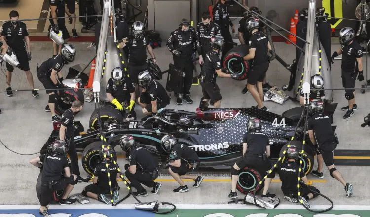 Hamilton, durante la segunda sesión de práctica en Rusia. Foto: EFE