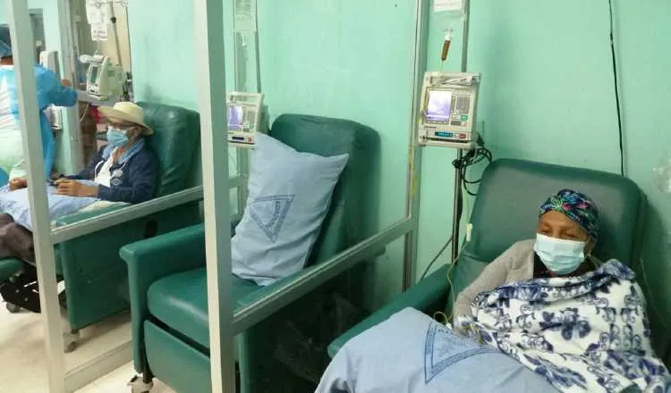 Pacientes en la sala de quimioterapia de Instituto Nacional Oncógico