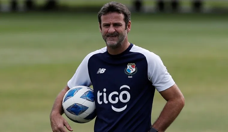 Técnico Thomas Christiansen, planifica su estrategia. EFE