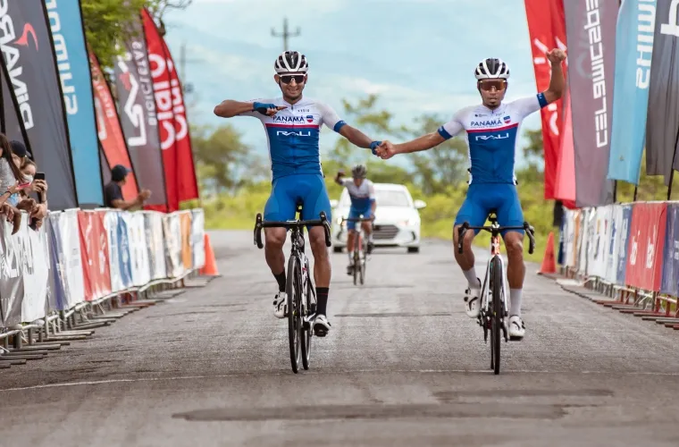 Bolívar Espinosa se queda con el título nacional al entrar agarrado de  mano con su compañero Alex Strah. Foto: Fepaci 