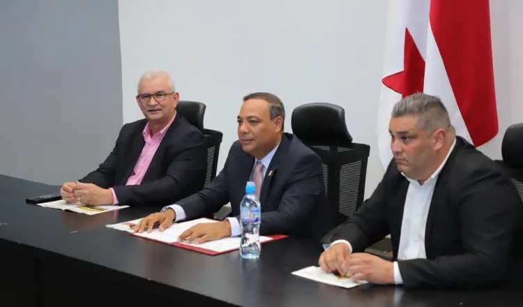 De izquierda a derecha: Eliécer Cortés, presidente de la Asociación de Municipios; Javier Sucre, presidente de la Comisión de Asuntos Municipales de la Asamblea; y Eliécer Montenegro, de la Coordinadora Nacional de Representantes de Corregimientos.  Cortesía