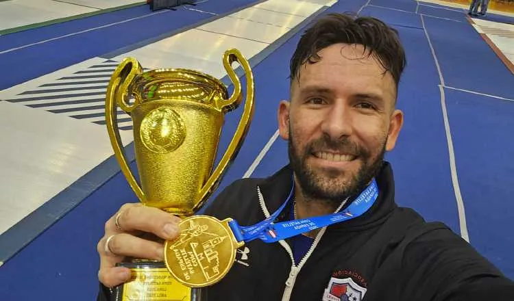El esgrimista panameño  Arturo Dorati muestra el trofeo y medalla de oro ganada en Perú. Foto: Cortesía