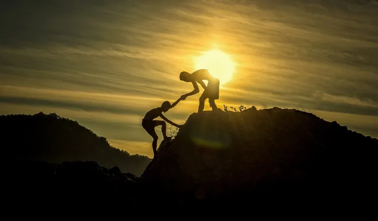 El mundo sería mejor si  tomáramos conciencia de que somos interdependientes, y si nos ayudamos, recorrer el camino será más fácil. /Foto Pixabay
