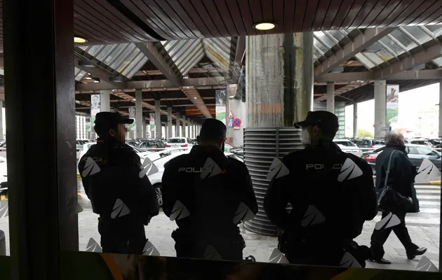 La Policía Nacional ha desalojado la estación de Atocha, en el centro de Madrid, poco antes de las diez de la mañana, han informado a Efe fuentes de Adif y pasajeros que han sido evacuados. FOTO/EFE