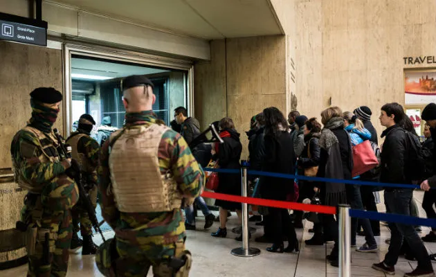Soldados vigilan la Estación Central de Bruselas. Foto/ AP