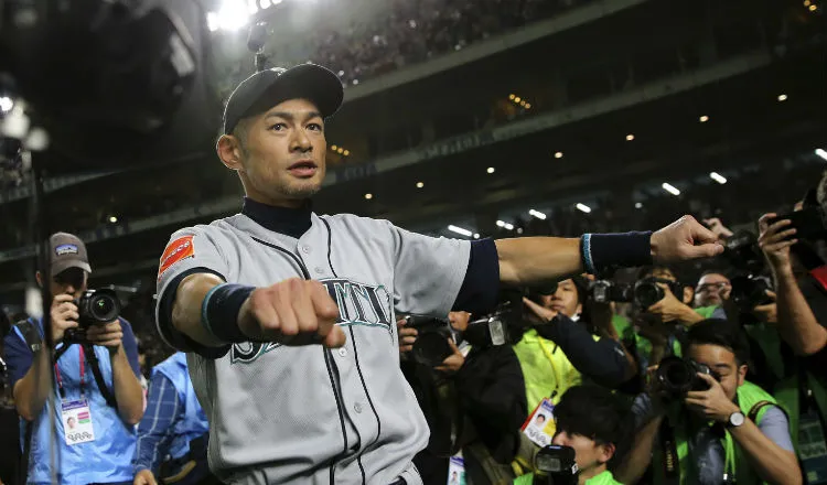Ichiro Suzuki saluda a los fanáticos japoneses. Foto AP
